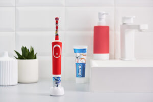 Электрическая зубная детская щетка Braun Oral-B Stages Power D100 Starwars/Звездные Войны + дорожный футляр — изображение 2