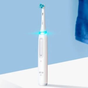Электрическая зубная щетка Braun Oral-B iO Series 4 White с футляром — изображение 3
